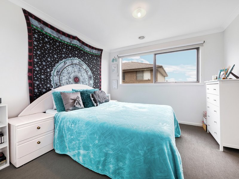 Photo - 5 Carmichael Avenue, Cranbourne West VIC 3977 - Image 11