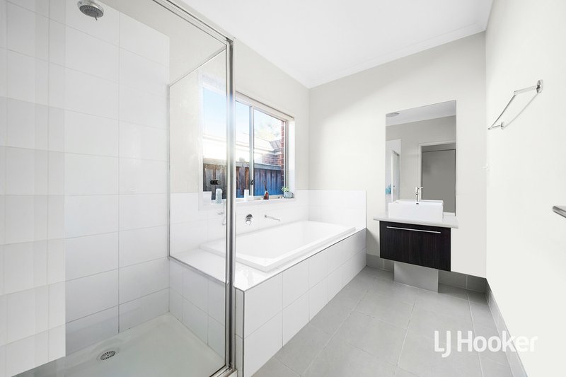 Photo - 5 Casino Parade, Point Cook VIC 3030 - Image 9