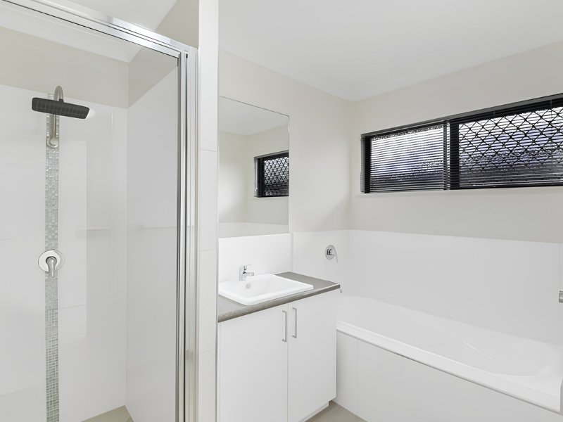 Photo - 5 Cassinia Street, Mount Low QLD 4818 - Image 7