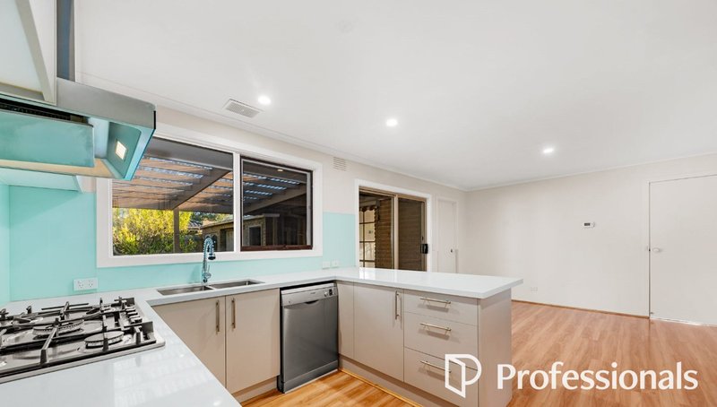 Photo - 5 Cavendish Avenue, Wantirna VIC 3152 - Image 2