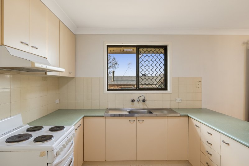 Photo - 5 Champagne Crescent, Wilsonton Heights QLD 4350 - Image 6