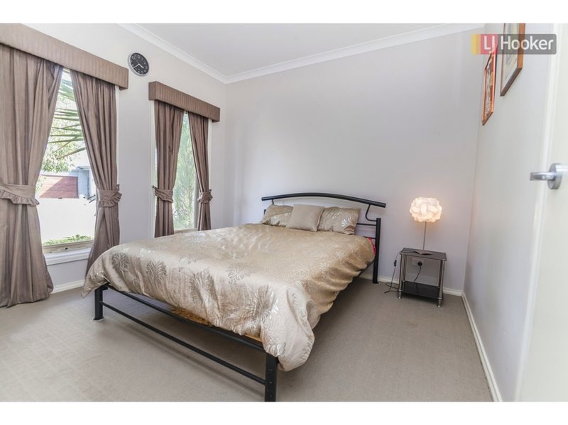 Photo - 5 Cheltenham Close, Craigieburn VIC 3064 - Image 2