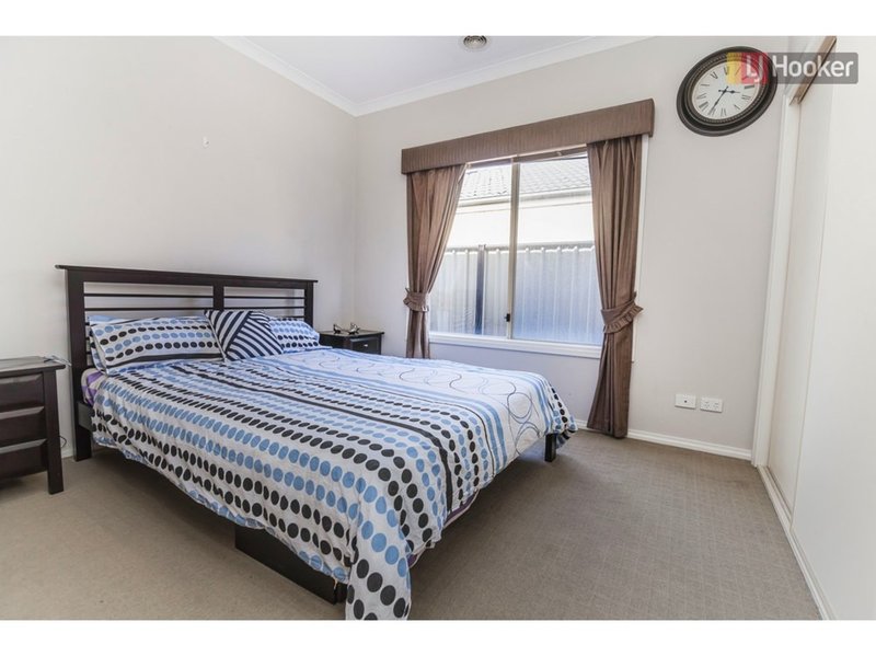 Photo - 5 Cheltenham Close, Craigieburn VIC 3064 - Image 5