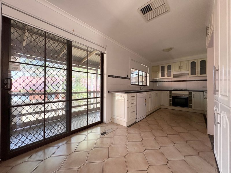 Photo - 5 Chinnock Court, Craigieburn VIC 3064 - Image 2