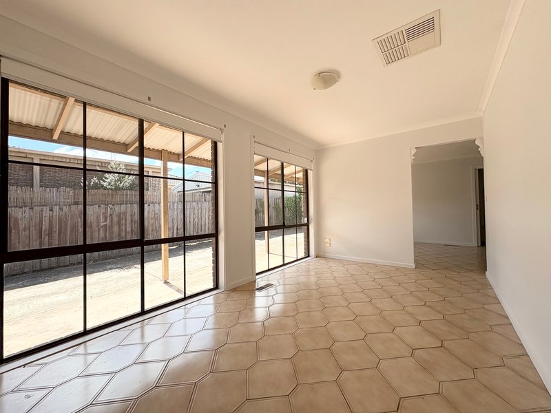 Photo - 5 Chinnock Court, Craigieburn VIC 3064 - Image 3