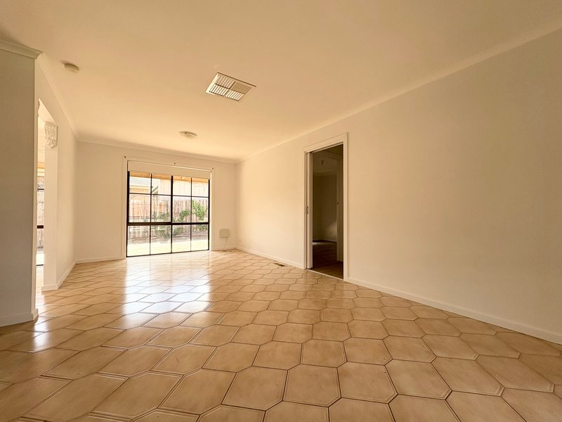 Photo - 5 Chinnock Court, Craigieburn VIC 3064 - Image 4