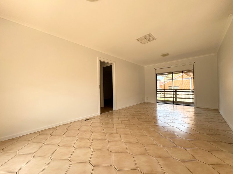 Photo - 5 Chinnock Court, Craigieburn VIC 3064 - Image 5