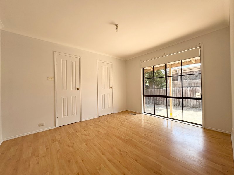 Photo - 5 Chinnock Court, Craigieburn VIC 3064 - Image 6