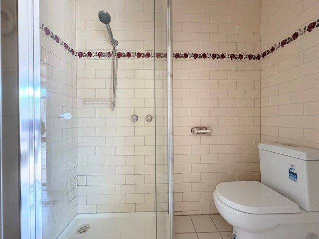Photo - 5 Chinnock Court, Craigieburn VIC 3064 - Image 7