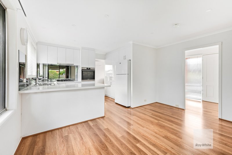 Photo - 5 Chisholm Close, Gladstone Park VIC 3043 - Image 9