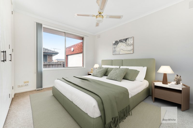 Photo - 5 Chisholm Close, Gladstone Park VIC 3043 - Image 10