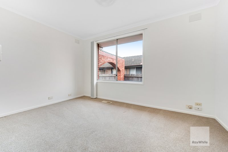 Photo - 5 Chisholm Close, Gladstone Park VIC 3043 - Image 11