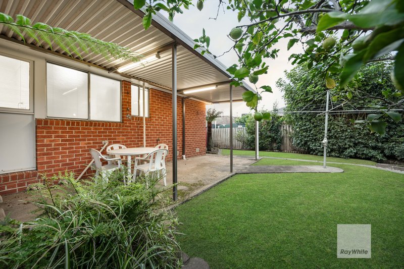 Photo - 5 Chisholm Close, Gladstone Park VIC 3043 - Image 12