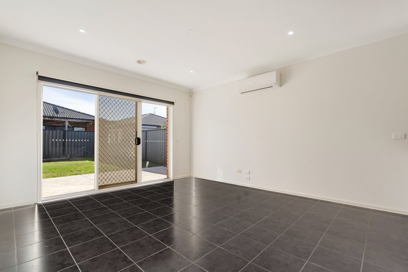 Photo - 5 Clayton Road, Craigieburn VIC 3064 - Image 4