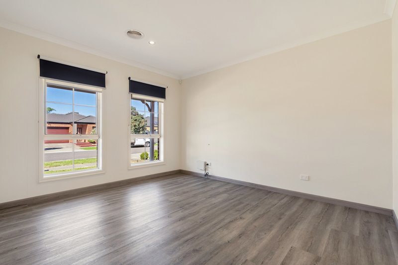 Photo - 5 Clayton Road, Craigieburn VIC 3064 - Image 5