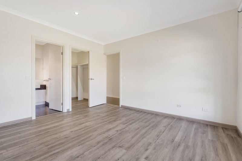 Photo - 5 Clayton Road, Craigieburn VIC 3064 - Image 6