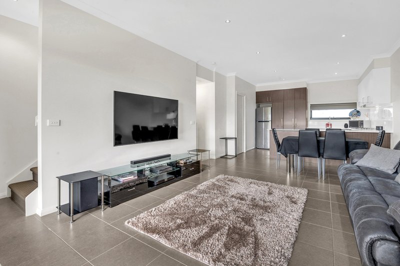 Photo - 5 Cohen Walk, Craigieburn VIC 3064 - Image 2