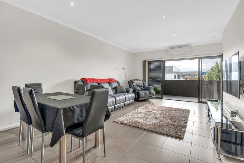 Photo - 5 Cohen Walk, Craigieburn VIC 3064 - Image 4