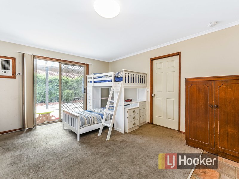 Photo - 5 Comte Close, Cranbourne West VIC 3977 - Image 5