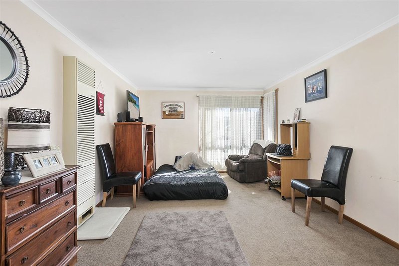 Photo - 5 Cook Close, Sebastopol VIC 3356 - Image 5