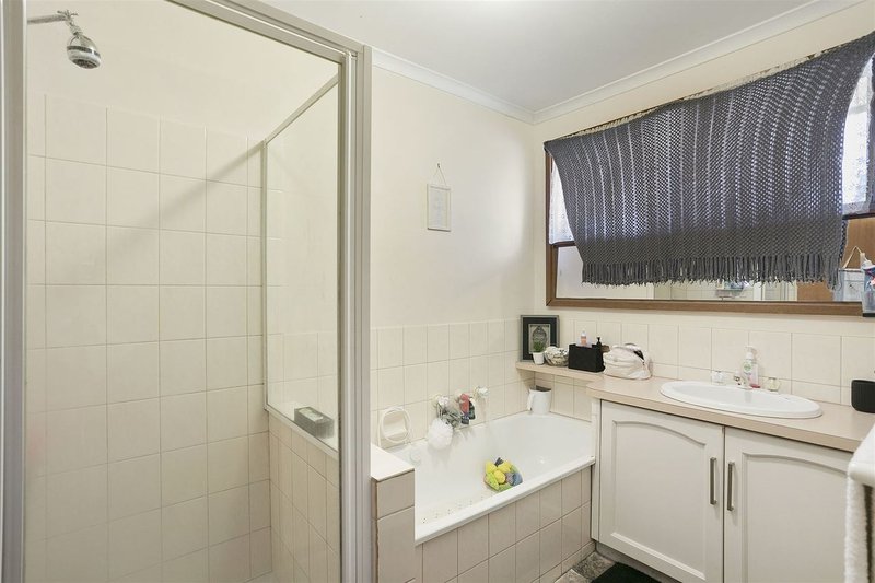 Photo - 5 Cook Close, Sebastopol VIC 3356 - Image 7