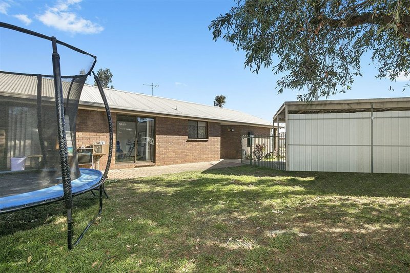 Photo - 5 Cook Close, Sebastopol VIC 3356 - Image 8