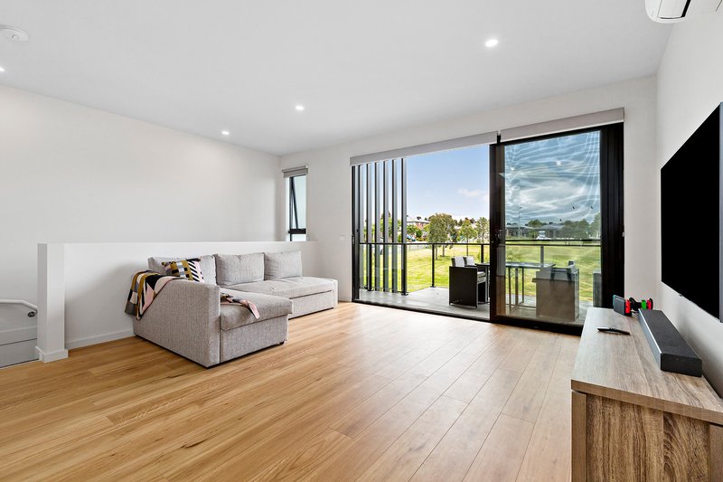Photo - 5 Creekview Way, Cranbourne West VIC 3977 - Image 2