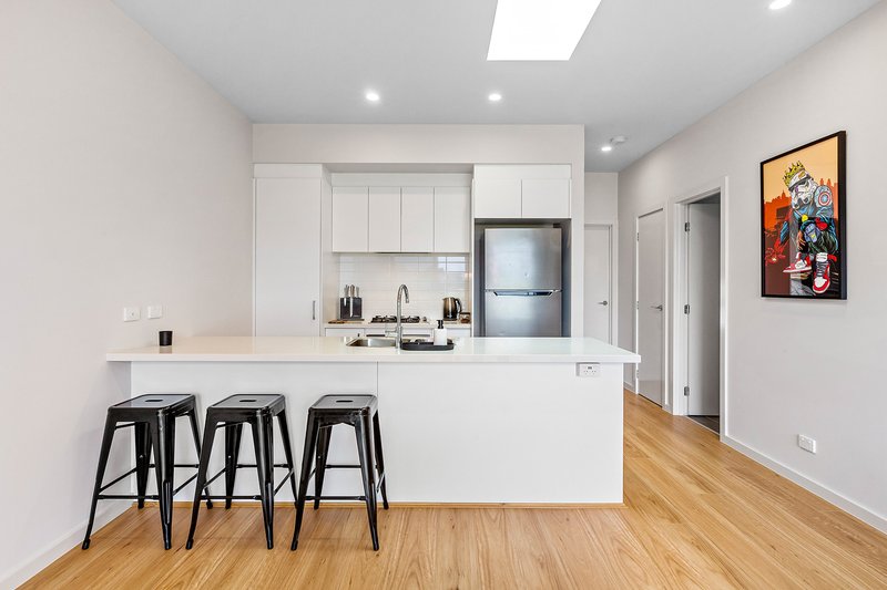 Photo - 5 Creekview Way, Cranbourne West VIC 3977 - Image 3