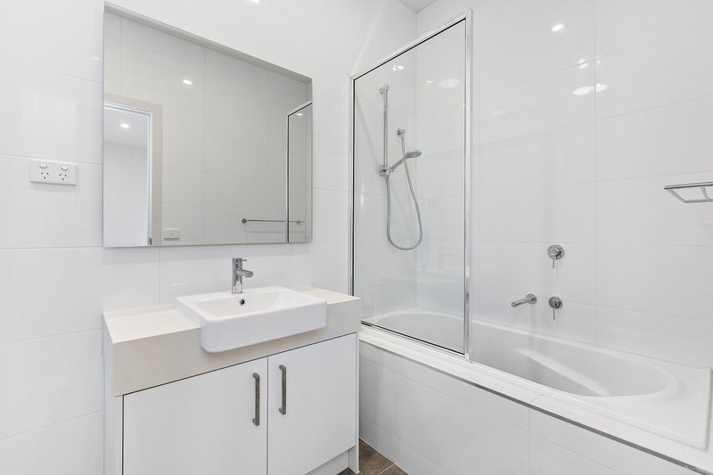 Photo - 5 Creekview Way, Cranbourne West VIC 3977 - Image 5