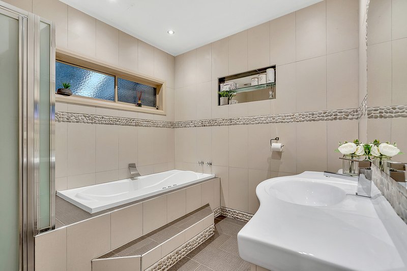 Photo - 5 Creekwood Drive, Craigieburn VIC 3064 - Image 6