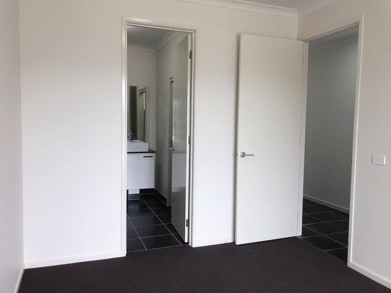 Photo - 5 Creston Street, Point Cook VIC 3030 - Image 3