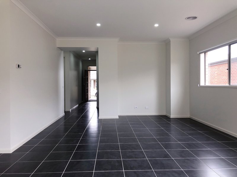 Photo - 5 Creston Street, Point Cook VIC 3030 - Image 5