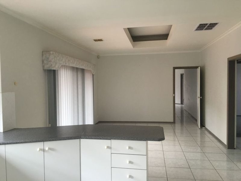 Photo - 5 Diamond Court, Hillside VIC 3037 - Image 4