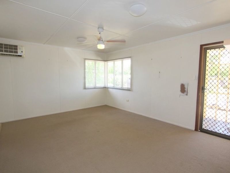 Photo - 5 Donkin Street, Emerald QLD 4720 - Image 3