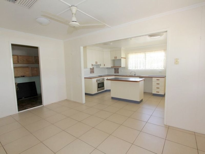 Photo - 5 Donkin Street, Emerald QLD 4720 - Image 4