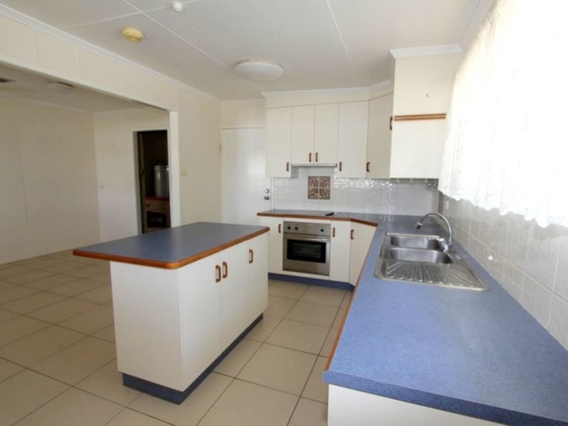 Photo - 5 Donkin Street, Emerald QLD 4720 - Image 5