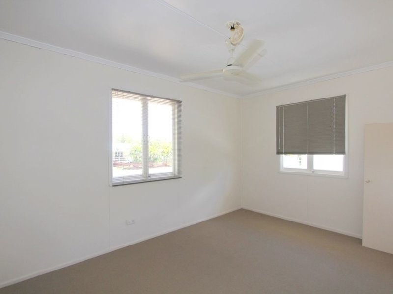 Photo - 5 Donkin Street, Emerald QLD 4720 - Image 9