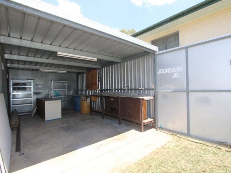 Photo - 5 Donkin Street, Emerald QLD 4720 - Image 17