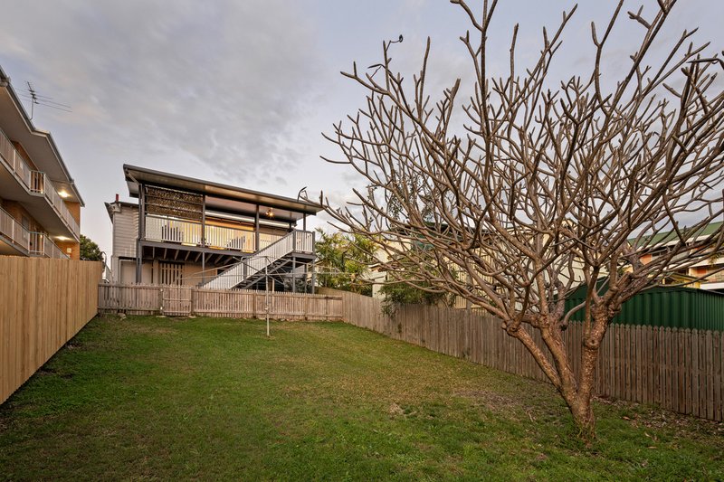 Photo - 5 Dowar Street, Coorparoo QLD 4151 - Image 12