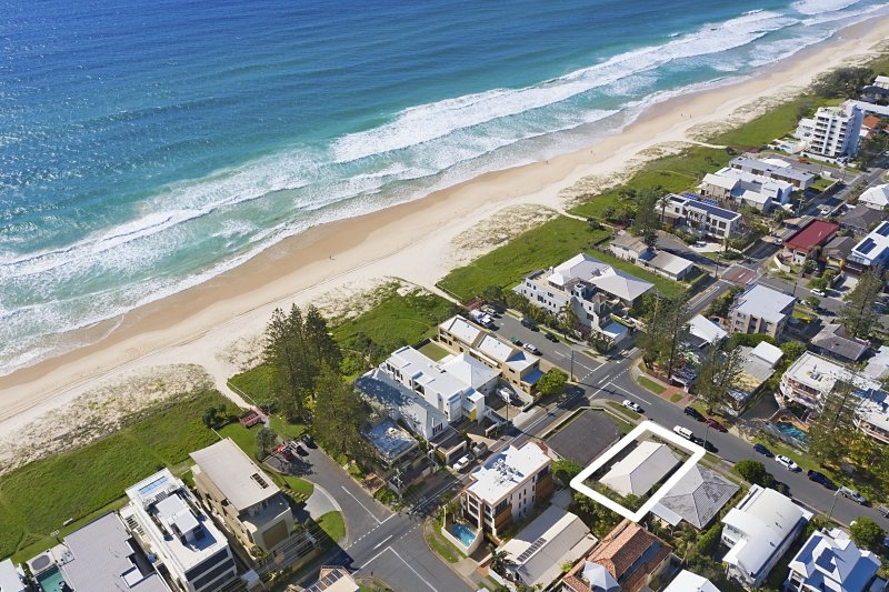 Photo - 5 Dudley Street, Mermaid Beach QLD 4218 - Image 11