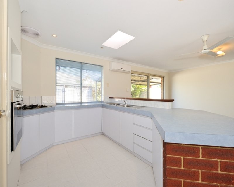 Photo - 5 Dunlowe Loop, Warnbro WA 6169 - Image 3