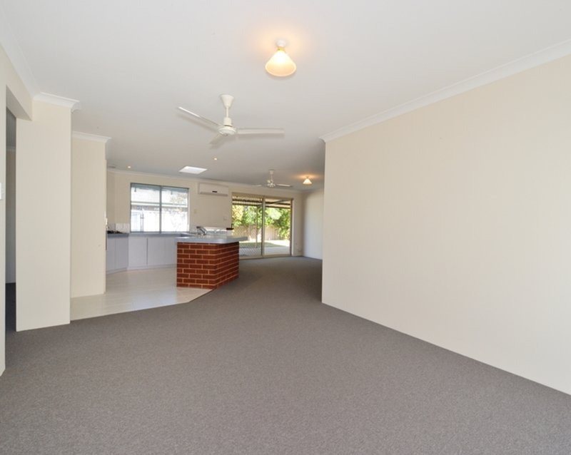 Photo - 5 Dunlowe Loop, Warnbro WA 6169 - Image 5