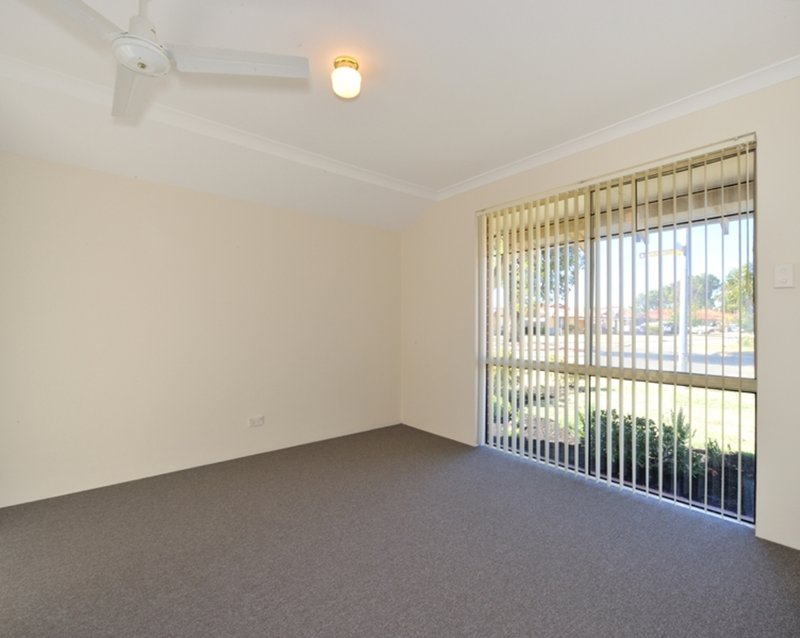 Photo - 5 Dunlowe Loop, Warnbro WA 6169 - Image 6