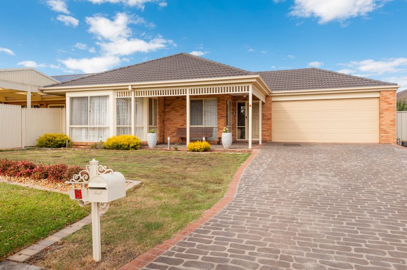 5 Dunstall Gardens, Caroline Springs VIC 3023