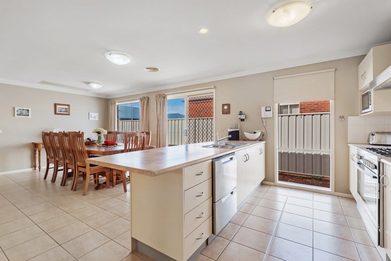 Photo - 5 Dunstall Gardens, Caroline Springs VIC 3023 - Image 6