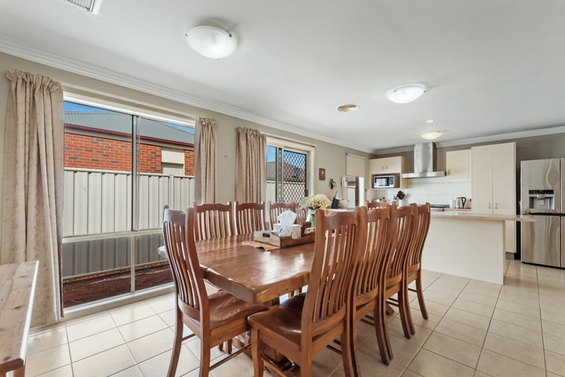 Photo - 5 Dunstall Gardens, Caroline Springs VIC 3023 - Image 8