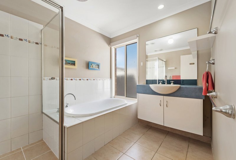 Photo - 5 Dunstall Gardens, Caroline Springs VIC 3023 - Image 14