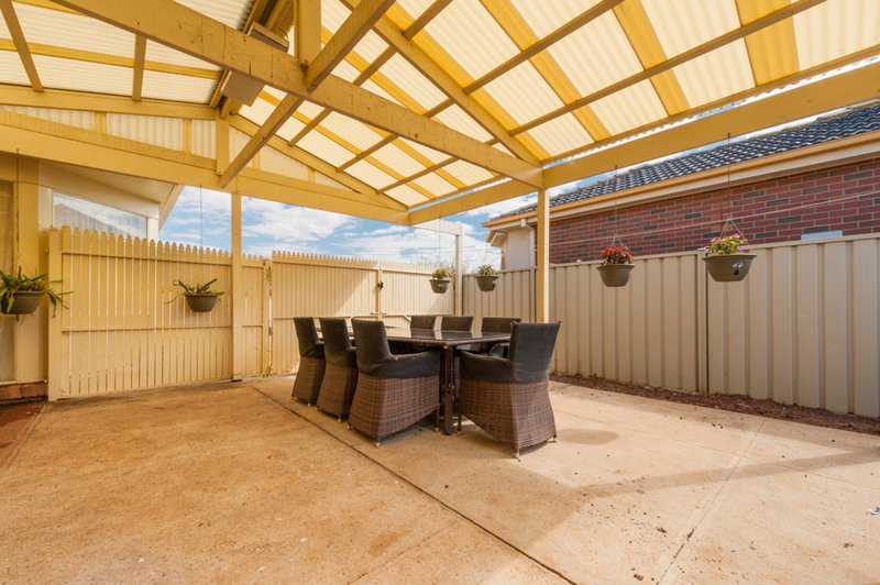 Photo - 5 Dunstall Gardens, Caroline Springs VIC 3023 - Image 15