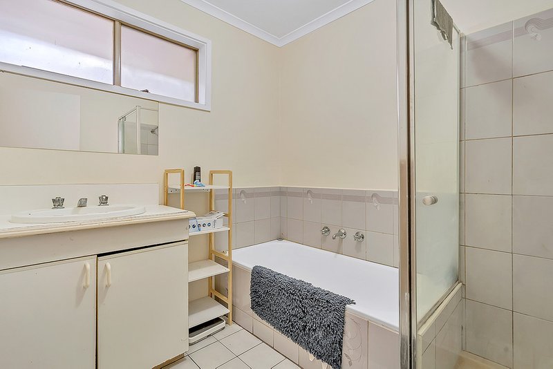 Photo - 5 Ealing Close, Craigieburn VIC 3064 - Image 5