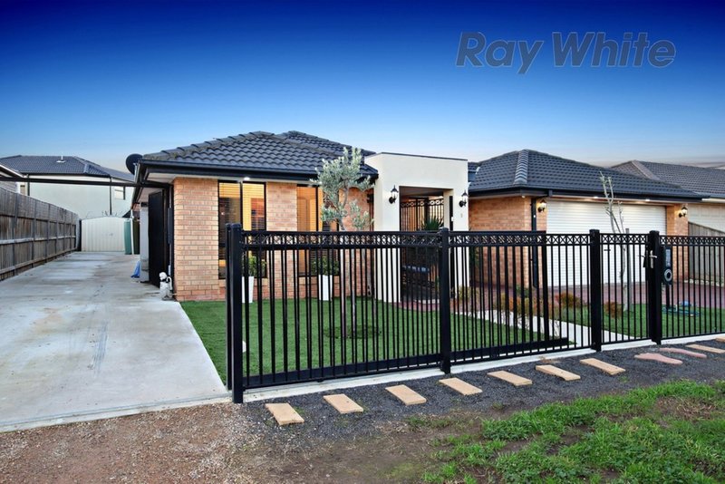 Photo - 5 East Cornhill Drive, Point Cook VIC 3030 - Image 2